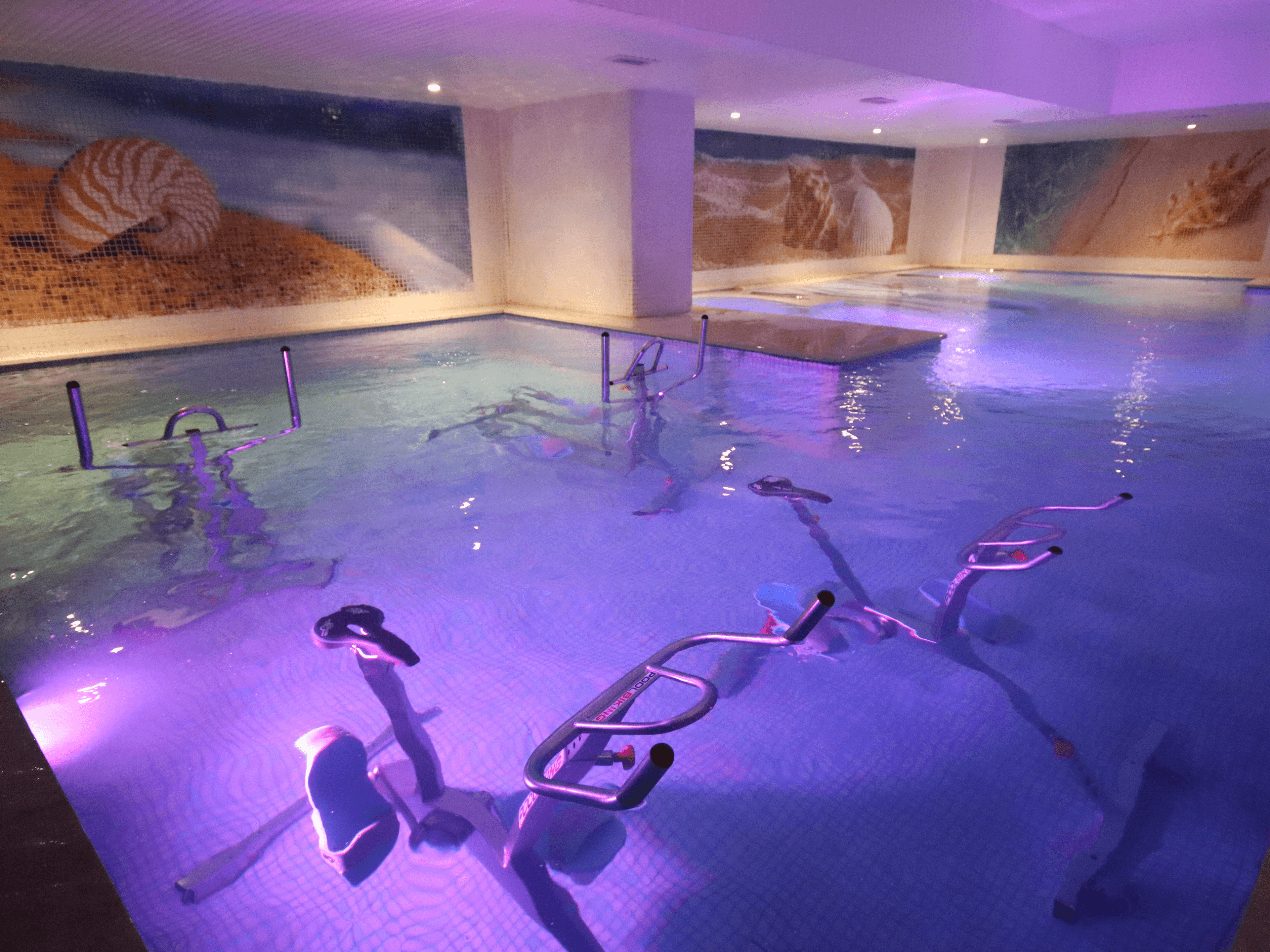 Piscine wellness et Aqua Bike du New Hotel